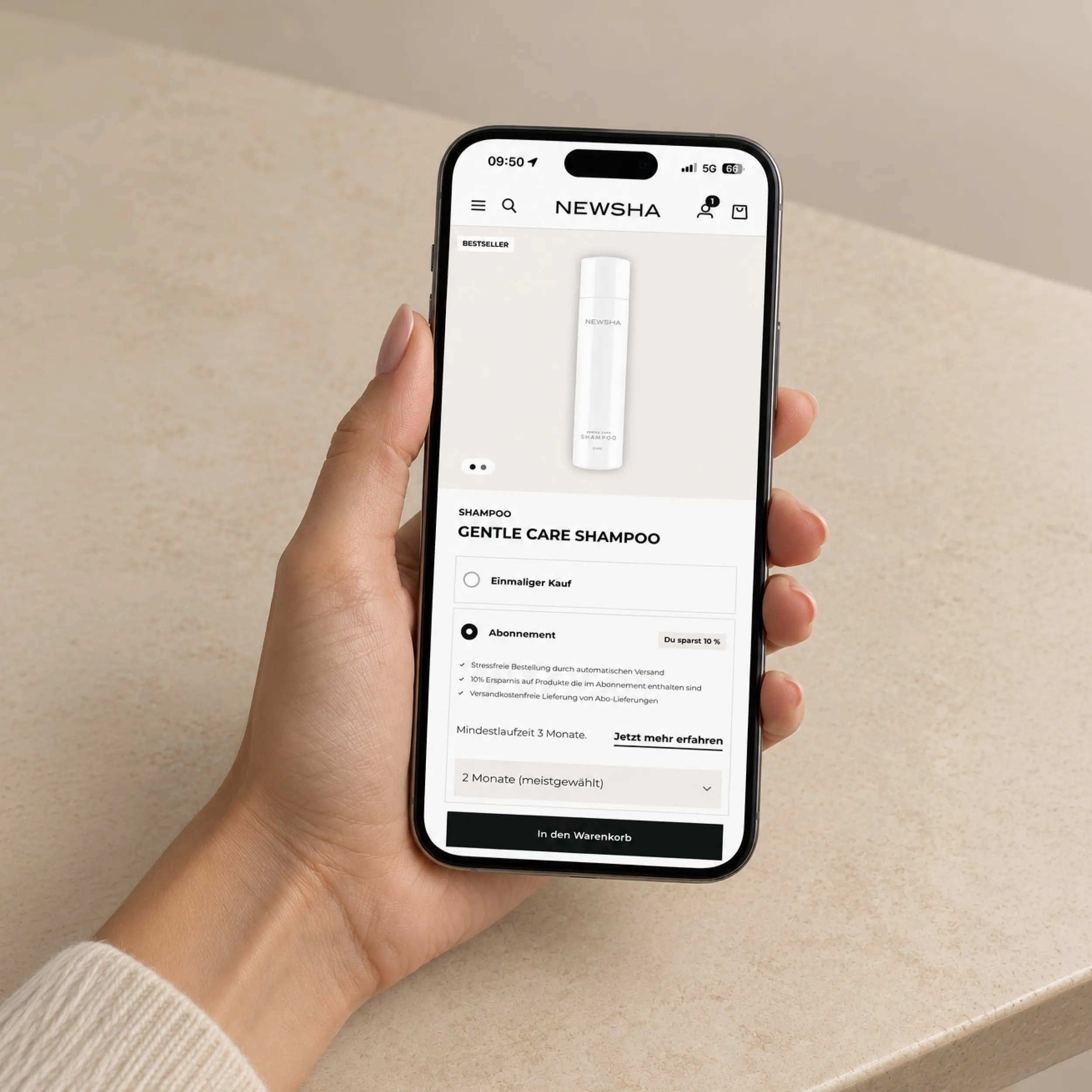 Hand hält ein Smartphone mit geöffneter NEWSHA Produktseite für das Gentle Care Shampoo und ausgewählter Abo-Option.