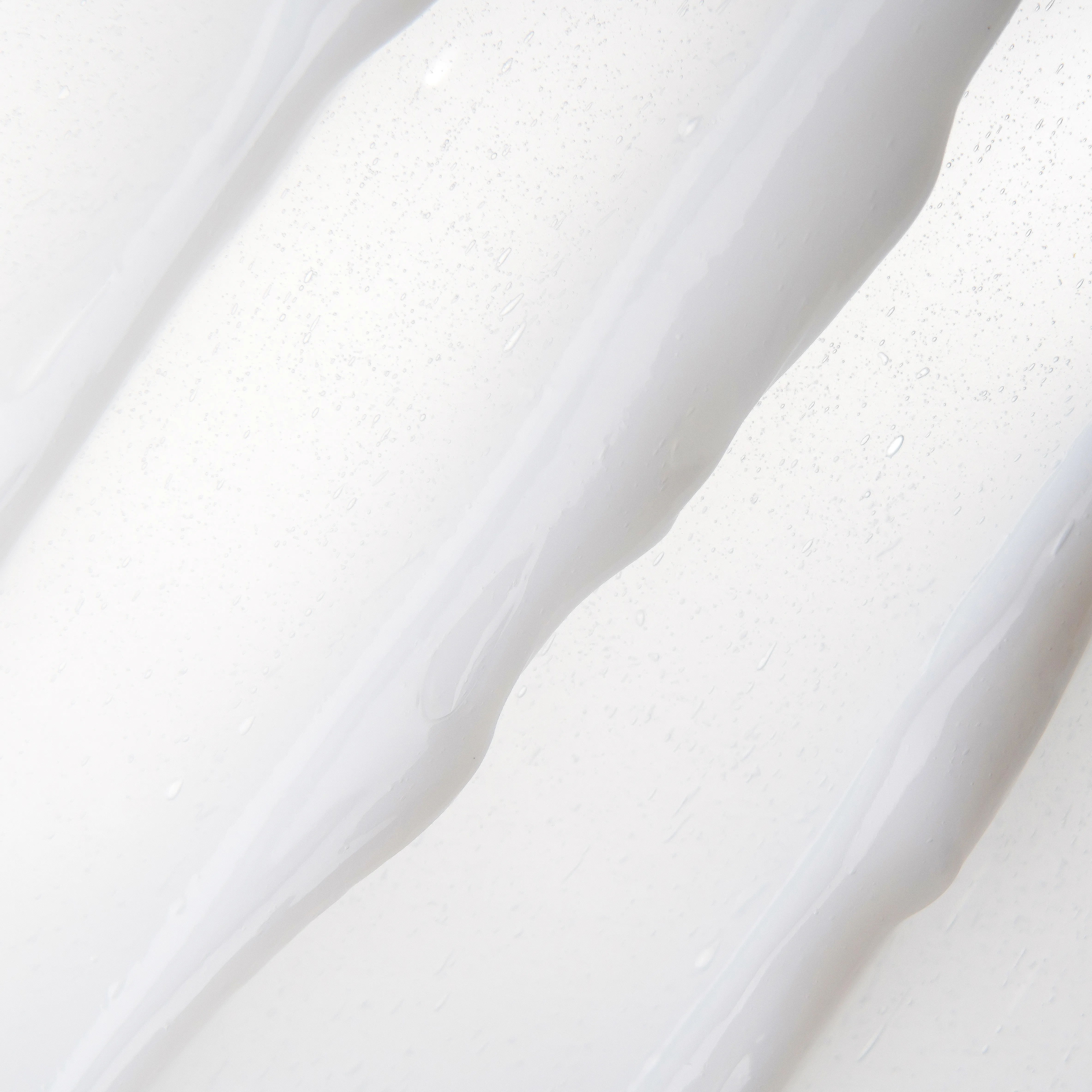 Die cremige Textur des NEWSHA Daily Weightless Conditioners steht für leichte Pflege und geschmeidiges Haar ohne zu beschweren.