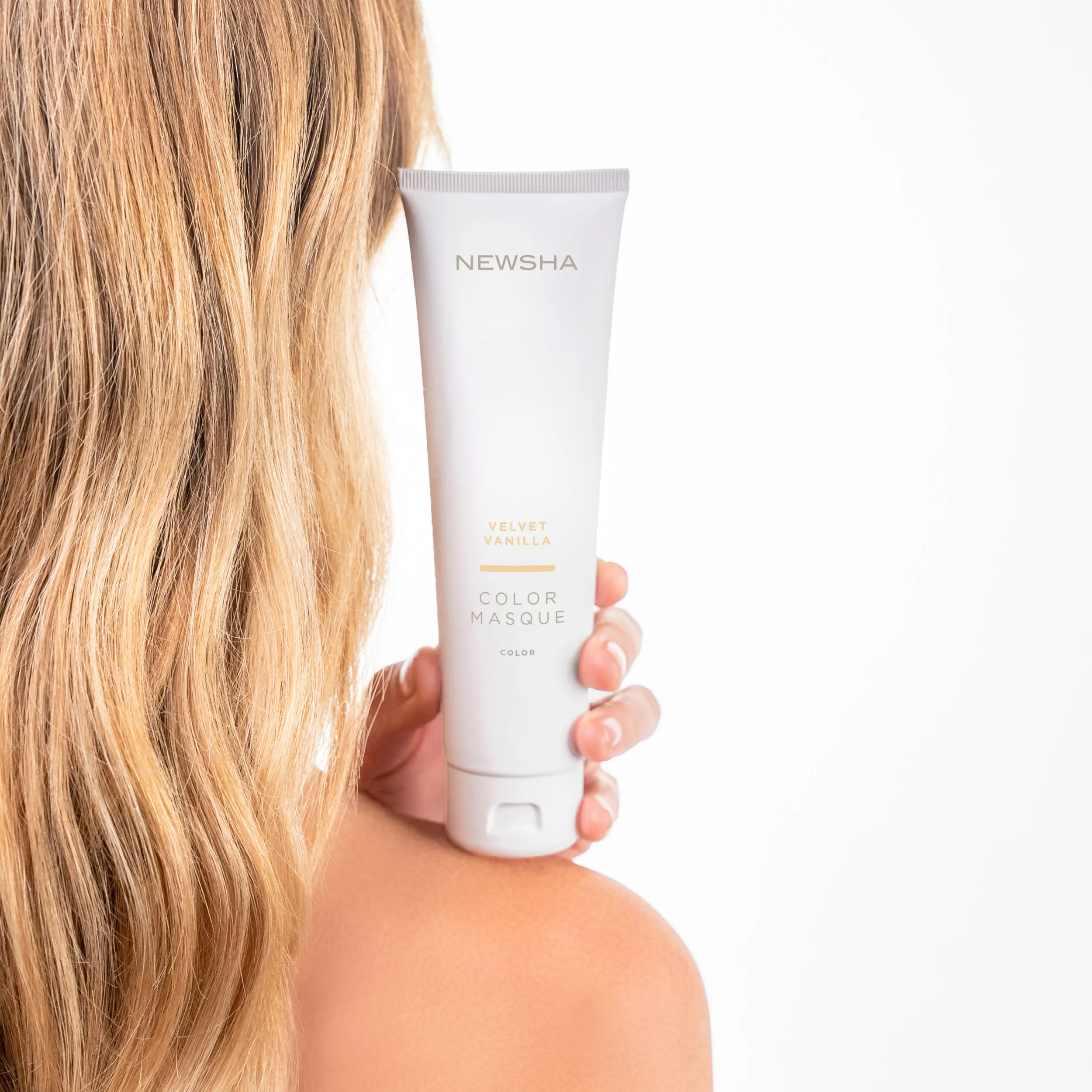 Eine Person schäumt Shampoo in den Händen auf, um das Haar sanft und gründlich zu reinigen.