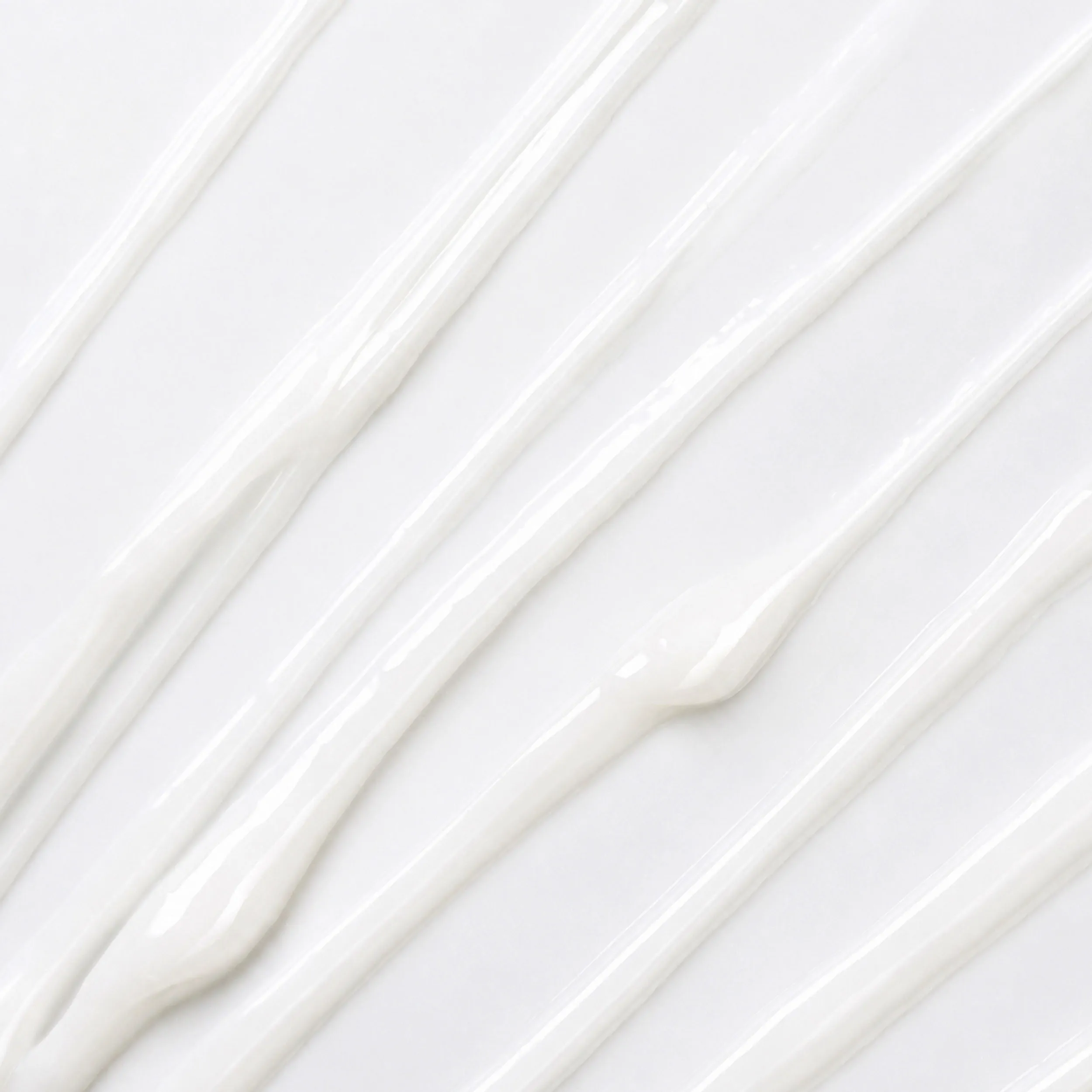 Eine Person sch&auml;umt Shampoo in den H&auml;nden auf, um das Haar sanft und gr&uuml;ndlich zu reinigen.